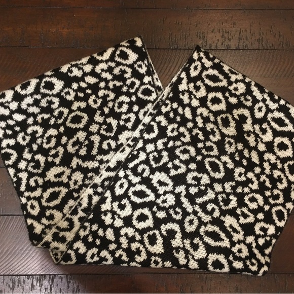 BLACK & WHITE REVERSABLE INFINITY SCARF - Picture 5 of 5